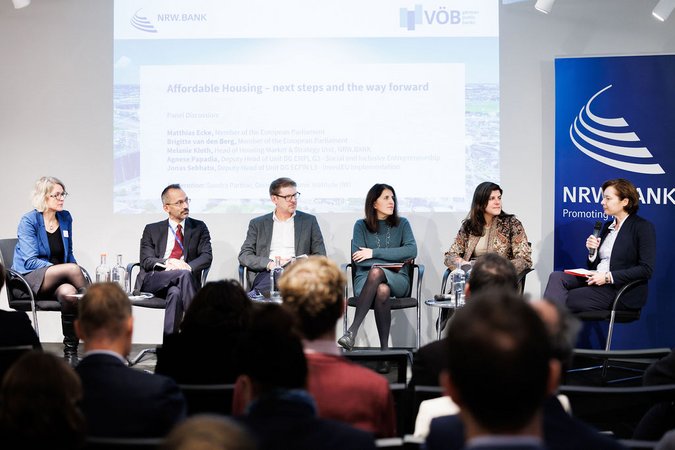 Öffnet eine Lightbox: 