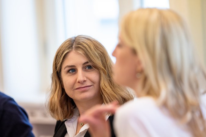 Öffnet eine Lightbox: Zwei Frauen im Gespräch 