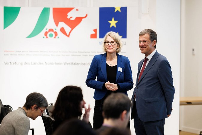 Öffnet eine Lightbox: 