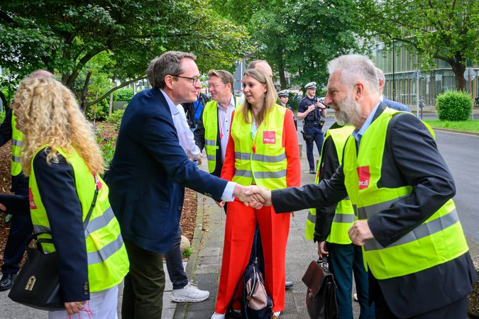 Öffnet eine Lightbox: Ver.di-Demonstranten begrüßen Dominik Lamminger 