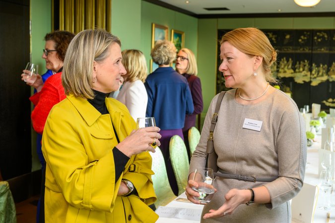 Öffnet eine Lightbox: Iris Bethge-Krauß (VÖB) und Kristina Trink (DKB) im Gespräch