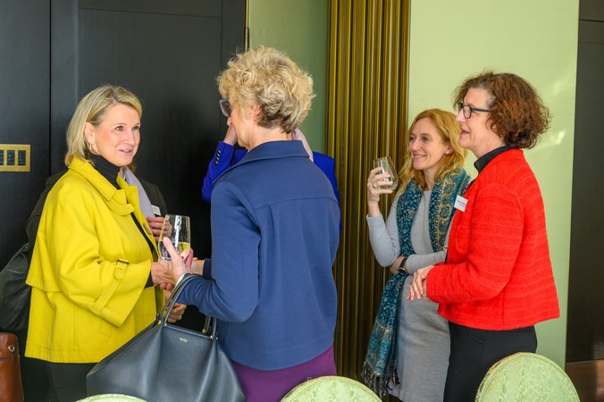 Öffnet eine Lightbox: Teilnehmerinnen im Gespräch