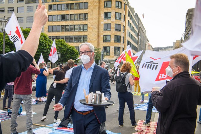 Öffnet eine Lightbox: Marcus Recher umgeben von fahnenschwenkenden Personen Marcus Recher