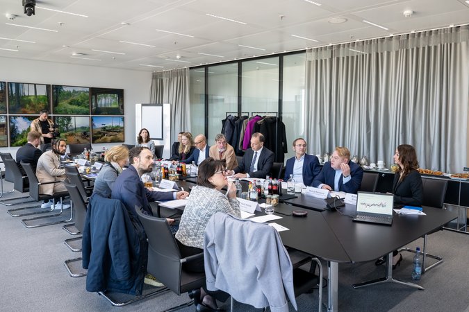 Öffnet eine Lightbox: Blick auf Journalisten und Experten