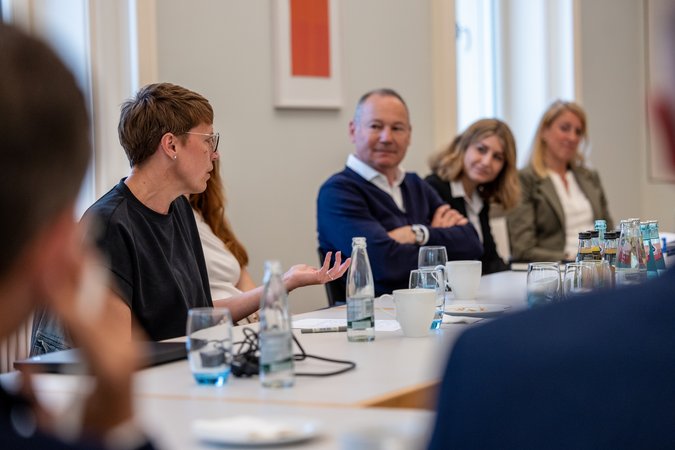 Öffnet eine Lightbox: Diskussion zwischen verschiedenen Teilnehmern 