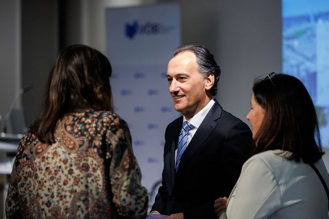 Öffnet eine Lightbox: 