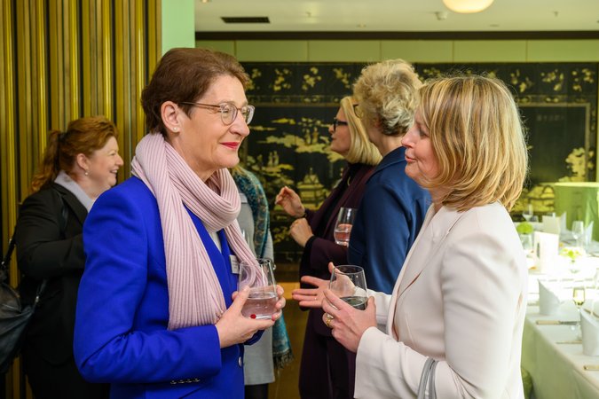 Öffnet eine Lightbox: Dr. Katrin Leonhardt (SAB) und Dr. Friederike Köhler-Geib (Deutsche Bundesbank) im Gespräch 