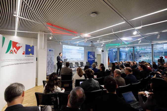 Öffnet eine Lightbox: 