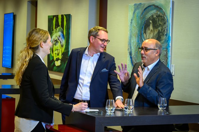 Öffnet eine Lightbox: Sandra Malter-Sander (VÖB), Dominik Lamminger (VÖB) und Gunar Feth (SaarLB) im Gespräch