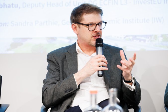 Öffnet eine Lightbox: 