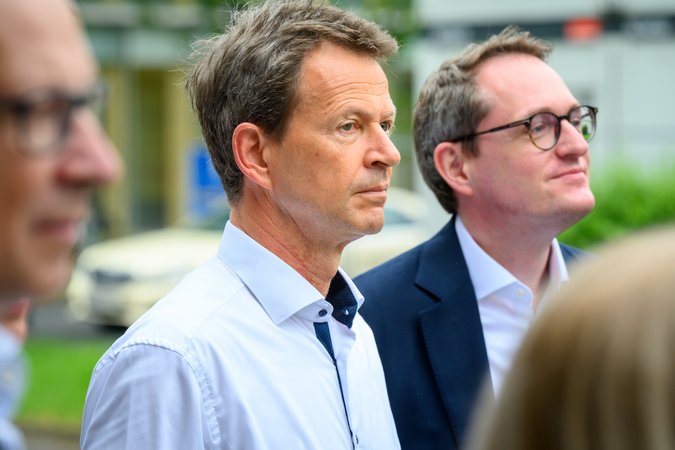 Öffnet eine Lightbox: Aufnahme von drei Personen nebeneinander 