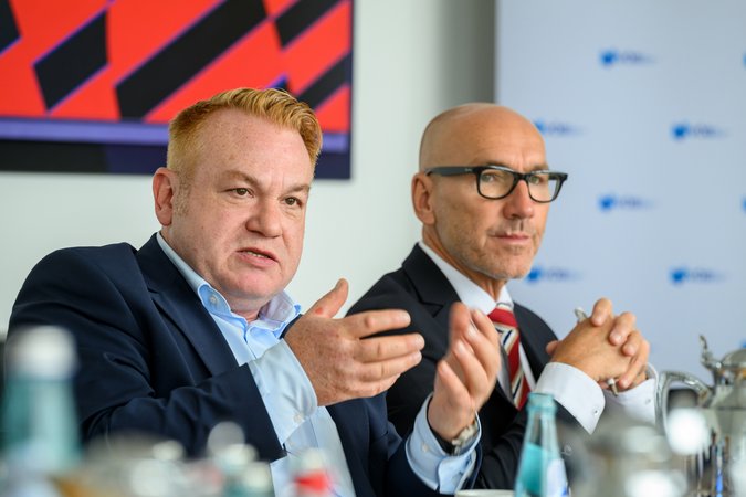 Öffnet eine Lightbox: Markus Reinwand (Helaba) und Manfred Bucher (BayernLB)