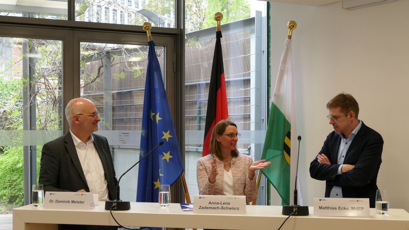 Öffnet eine Lightbox: V.l.n.r. Dr. Dominik Meister, Anna-Lena Zademach-Schwierz und Matthias Ecke V.l.n.r. Dr. Dominik Meister, Anna-Lena Zademach-Schwierz und Matthias Ecke