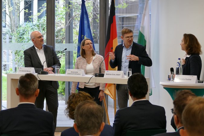 Öffnet eine Lightbox: V.l.n.r. Dr. Dominik Meister, Anna-Lena Zademach-Schwierz, Matthias Ecke und Sandra Parthie V.l.n.r. Dr. Dominik Meister, Anna-Lena Zademach-Schwierz, Matthias Ecke und Sandra Parthie