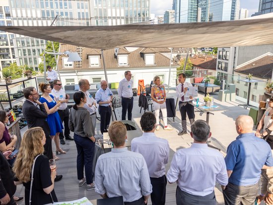 Zur Veranstaltung: Blick auf die Teilnehmer des Presse-BBQs