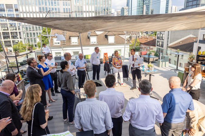 Öffnet eine Lightbox: Blick auf die Teilnehmer des Presse-BBQs 
