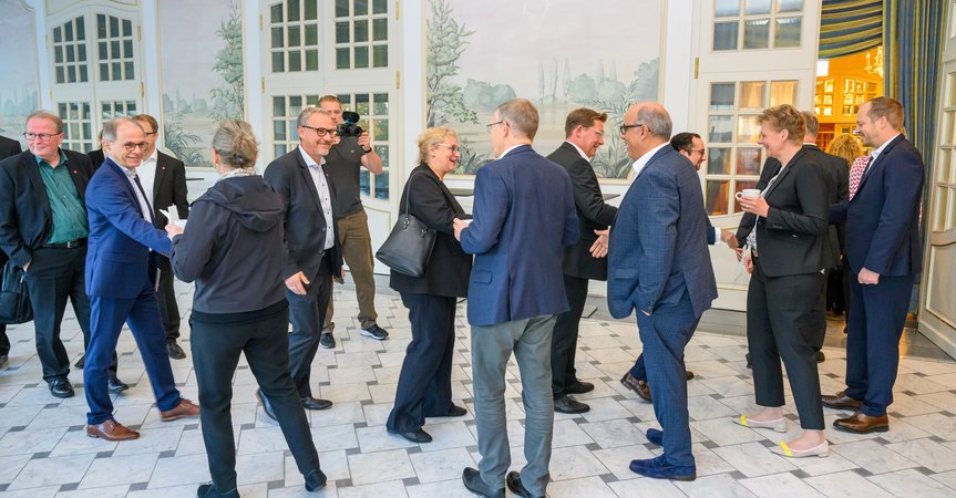 Öffnet eine Lightbox: Begrüßung der Teilnehmenden der Tarifverhandlung