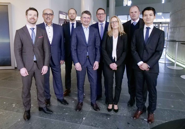 News lesen Eine Gruppen von verschiedenen Personen