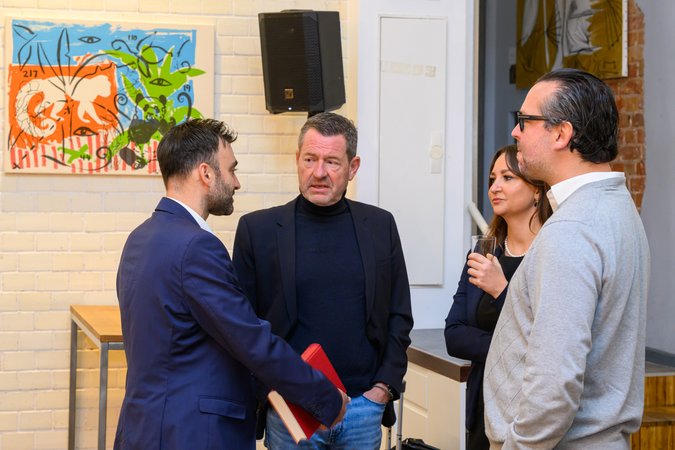 Öffnet eine Lightbox: 