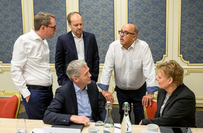 Öffnet eine Lightbox: V.l.n.r.: Dominik Lamminger (VÖB), Hinrich Holm (IBB), Dr. Hagen Christmann (VÖB), Gunar Feth (SaarLB), Marion Mai (LBS Süd) 