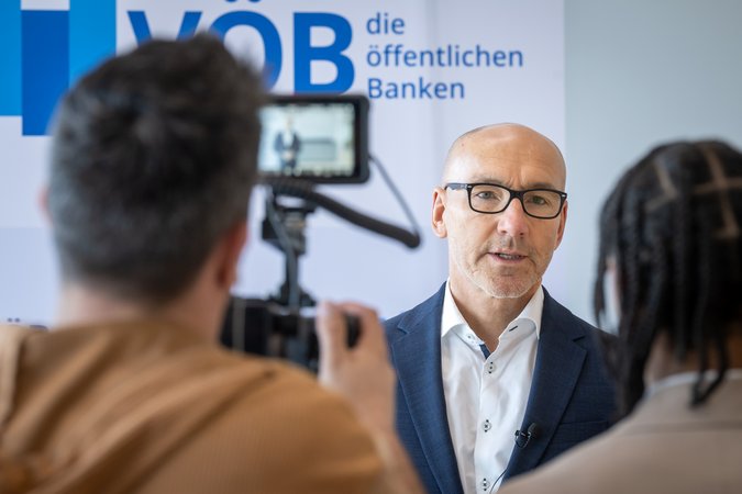 Öffnet eine Lightbox: Manfred Bucher (BayernLB)