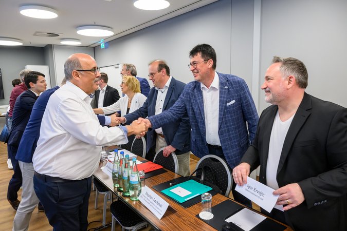 Öffnet eine Lightbox: Gunnar Feth begrüßt verschiedene Personen 