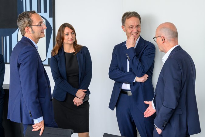 Öffnet eine Lightbox: V. l. n. r.: Wolfgang Donie (NORD/LB), Bianca Blywis-Bösendorfer (VÖB), Uwe Streich (LBBW), Dr. Thomas Klodt (VÖB)