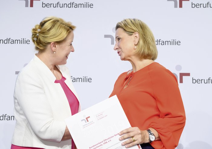 News lesen Zwei Frauen im Gespräch