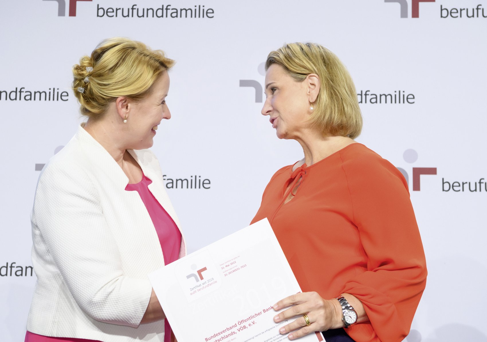 Vergößerung öffnen Zwei Frauen im Gespräch