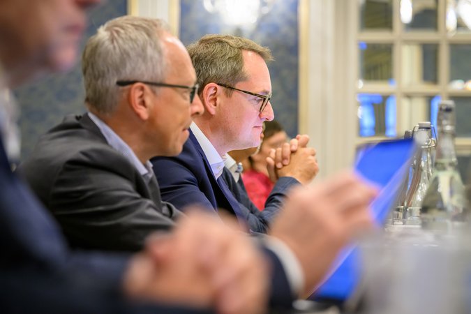 Öffnet eine Lightbox: Robert Szwedo (KfW) und Dominik Lamminger (VÖB)