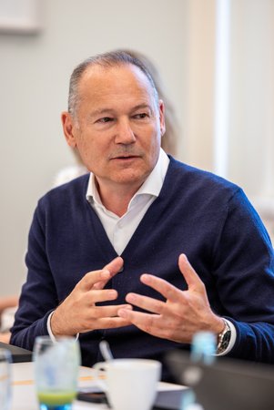 Öffnet eine Lightbox: Ein Mann im Gespräch 