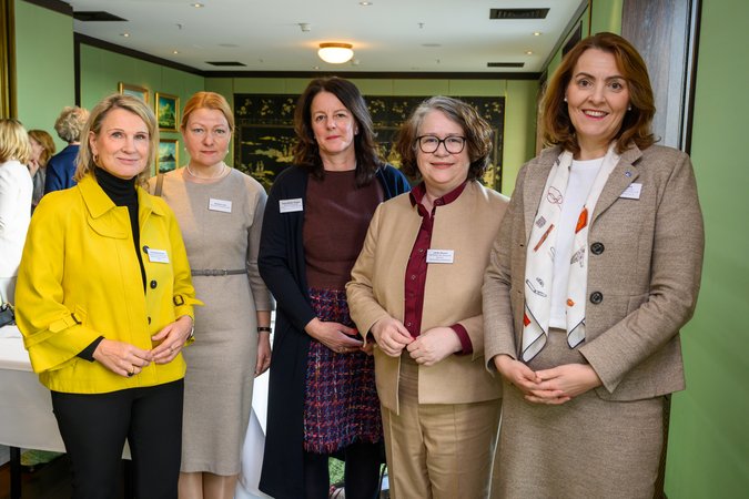 Öffnet eine Lightbox: V.l.n.r.: Iris Bethge-Krauß (VÖB), Kristina Trink (DKB), Tanja Müller-Ziegler (BVR), Ulrike Brouzi (DZ BANK), Marija Kolak (BVR)