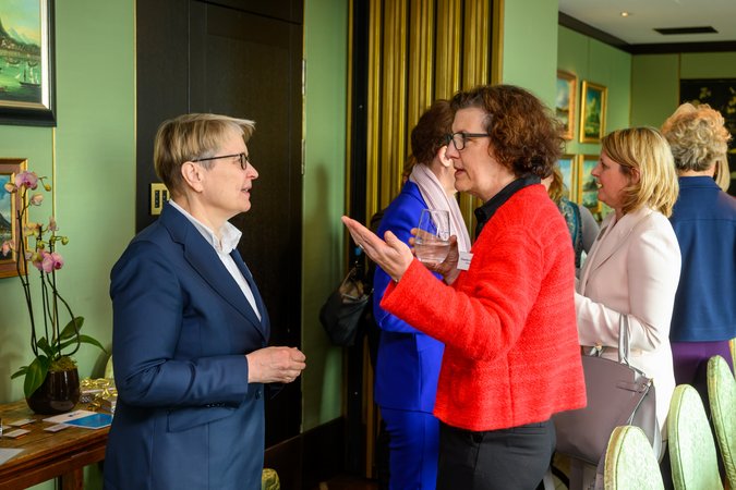 Öffnet eine Lightbox: Gabriela Pantring (NRW.Bank) und Claudia Hillenherms (NRW.Bank) im Gespräch 