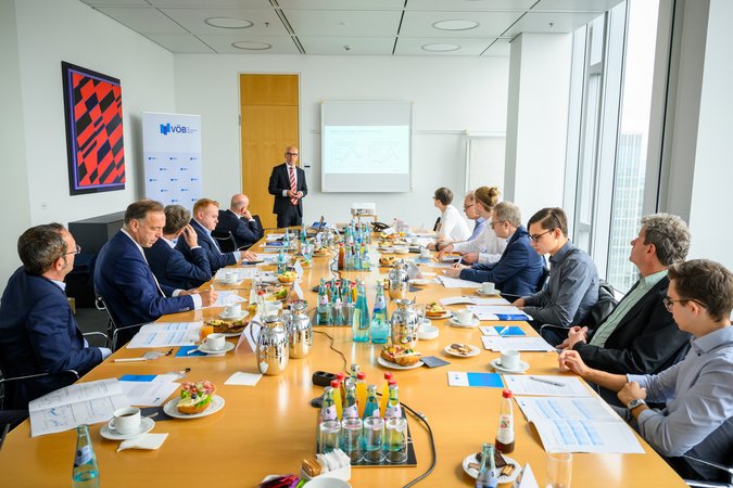 Öffnet eine Lightbox: Teilnehmer am Tisch