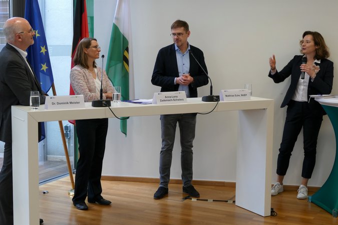 Öffnet eine Lightbox: V.l.n.r. Dr. Dominik Meister, Anna-Lena Zademach-Schwierz, Matthias Ecke und Sandra Parthie V.l.n.r. Dr. Dominik Meister, Anna-Lena Zademach-Schwierz, Matthias Ecke und Sandra Parthie